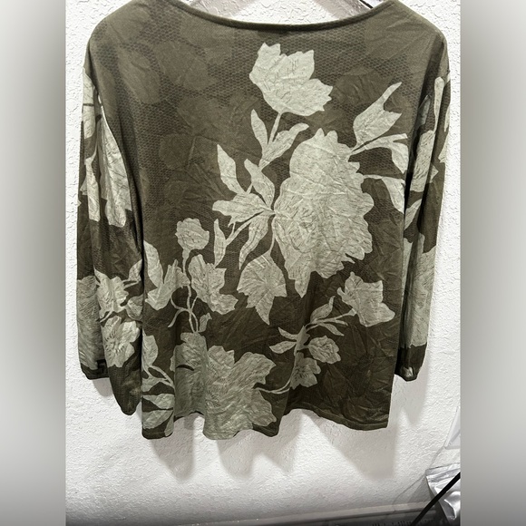 📸Chico's Olive Green Top with Floral Design size 4 GUC - Picture 4 of 8